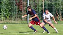 Fotbalisté Štípy (v tmavých dresech) porazili Hvozdnou jednoznačně 5:0.