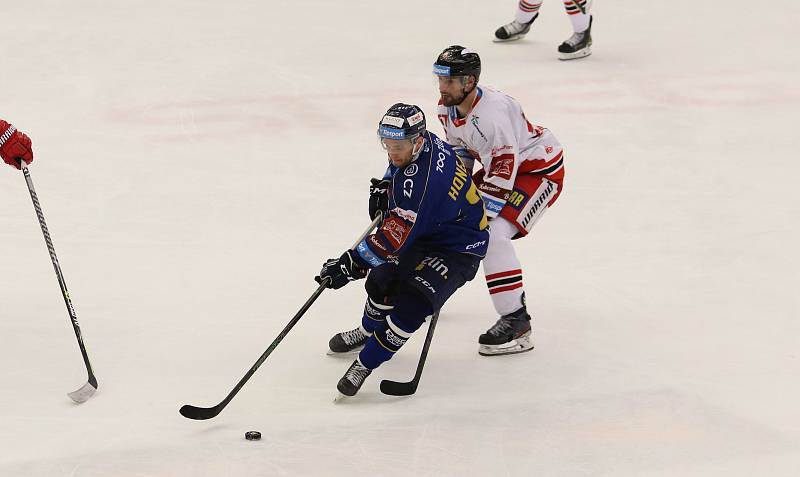 Hokejisté Zlína (modré dresy) v 54. kole TIpsport extraligy na Zimním stadionu Luďka Čajky vyzvali Olomouc.