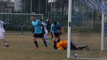 Fotbalisté Tlumačova (bílé dresy) v dohrávce 11. kola krajské I. B třídy skupiny C podlehli Polešovicím 0:2.