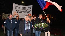 Připomínka 17. listopadu ve Zlíně. Studenti a ostatní veřejnost se sešli před Univerzitním centrem, odtud všichni vyrazili v průvodu k pamětní desce obětem totalitních režimů na náměstí Míru ve Zlíně.