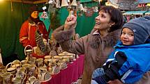 Zlínské náměstí Míru patří od 13. prosince vánočním trhům. Ty potrvají jaště dalších deset dnů.