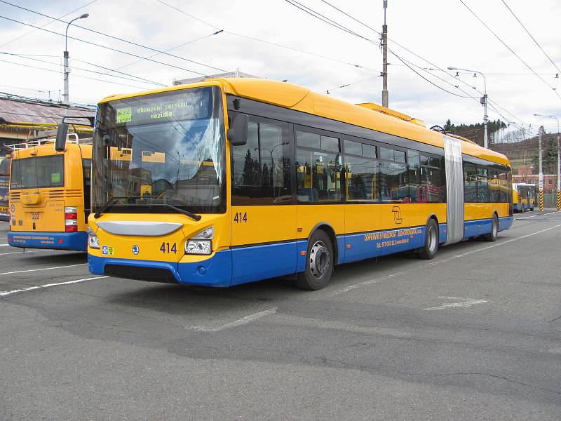 Nový bateriový článkový trolejbus Škoda 35 Tr vyjel poprvé s cestujícími.