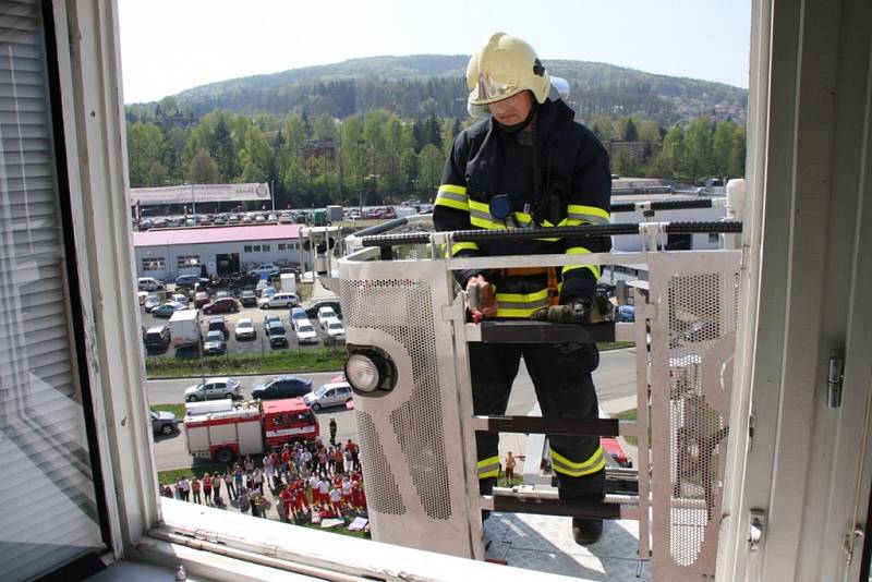 Cvičení hasičů a budoucích záchranářů na Střední zdravotnické škole ve Zlíně.