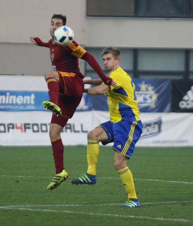 Prvoligoví fotbalisté Fastavu Zlín (ve žlutém) v 15. kole nejvyšší soutěže doma hostili pražskou Duklu. Na snímku Néstor - Jugas