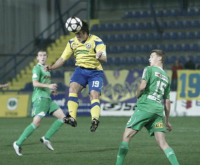 Druholigoví fotbalisté Zlína (ve žlutém) v sobotu nečekaně jen remizovali s Hlučínem 2:2