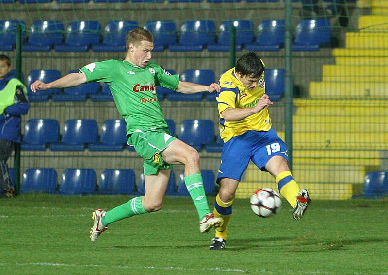 Druholigoví fotbalisté Zlína (ve žlutém) v sobotu nečekaně jen remizovali s Hlučínem 2:2