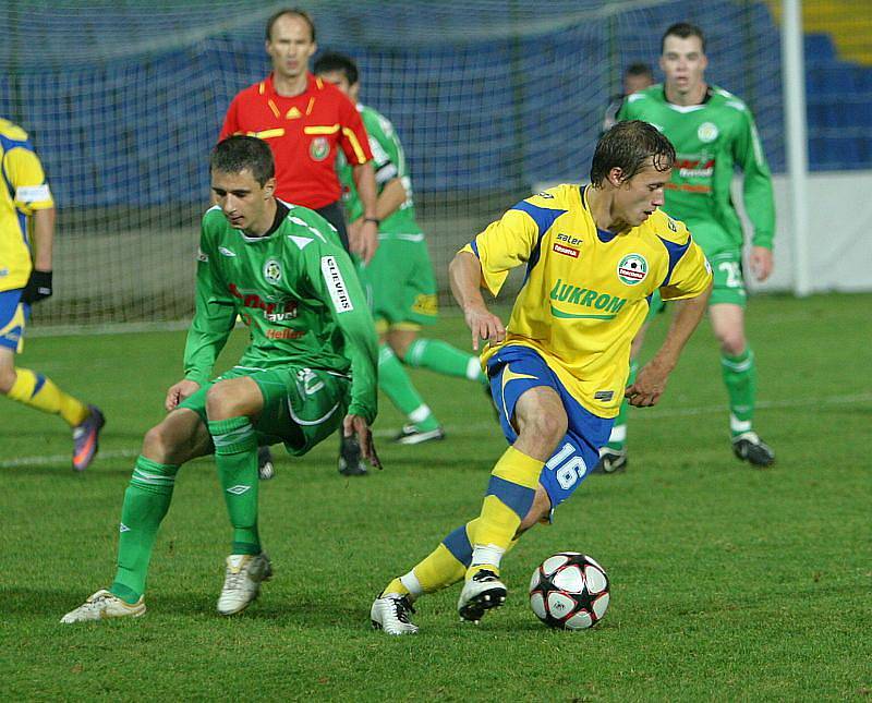 Druholigoví fotbalisté Zlína (ve žlutém) v sobotu nečekaně jen remizovali s Hlučínem 2:2