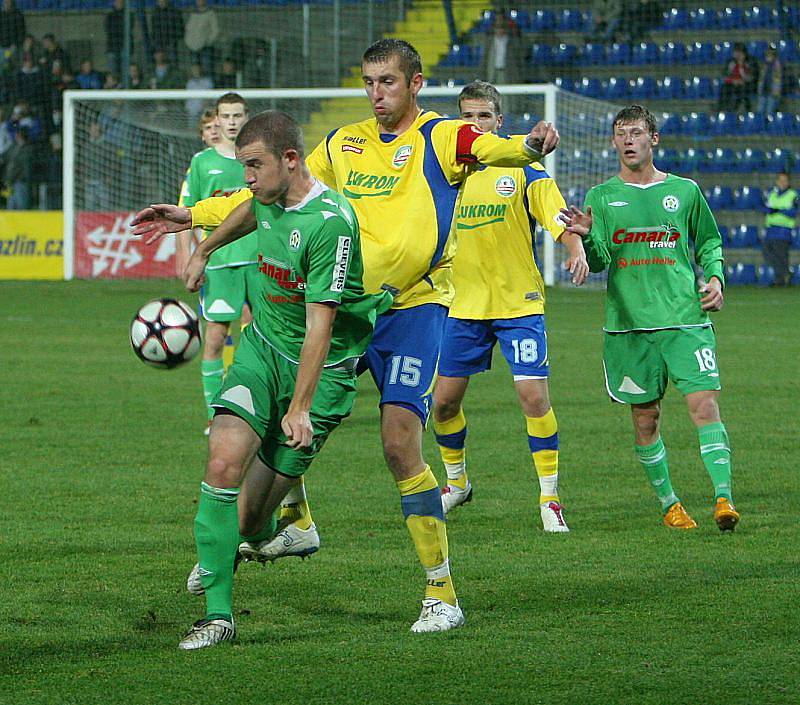 Druholigoví fotbalisté Zlína (ve žlutém) v sobotu nečekaně jen remizovali s Hlučínem 2:2