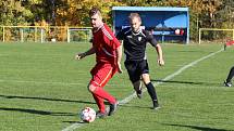 Fotbalisté Mladcové (červené dresy) v šlágru víkendu I.B. třídy skupiny B porazili Lužkovice 4:0.