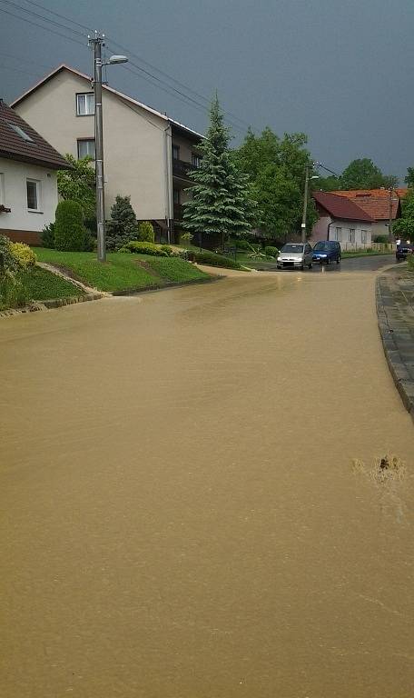 Zaplavené sklepy domů a komunikace v několika obcích po lokální bouřce na Zlínsku.