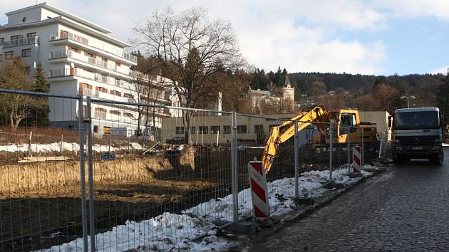 V Luhačovicích se buduje nové dvoupodlažní parkoviště. 