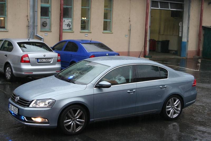 Dva nové policejní Volkswageny Passat 3,6 V6 FSI brází od středy 2. května silnice ve Zlínském kraji. K jeho výbavě patří i moderní radar, který si dokáže posvítit i na piráty silnic.