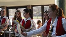 Luhačovický saxofonový orchestr, složený ze samých dívek. Věkové složení orchestru je od základní do střední školy. Jedná se o jediný orchestr svého druhu v ČR.