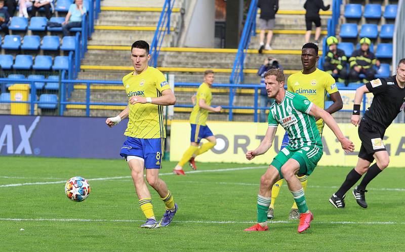 Fotbalisté Zlína (žluté dresy) ve 3. kola skupiny o záchranu podlehli pražským Bohemians 1905 1:4.