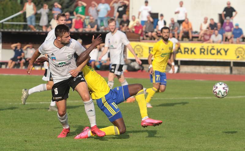 Fotbalisté Zlína (ve žlutých dresech) v MOL Cupu proti Ústí nad Orlicí