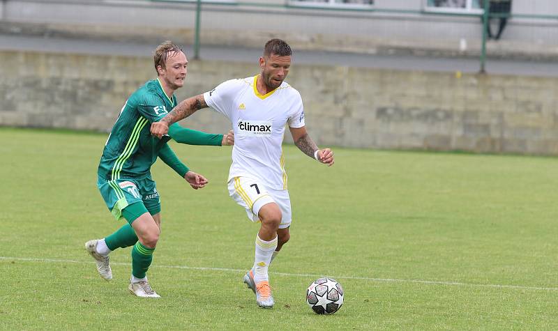 Fotbalisté Zlína (bílé dresy) v sobotním přípravném zápase zdolali Karvinou 2:0.