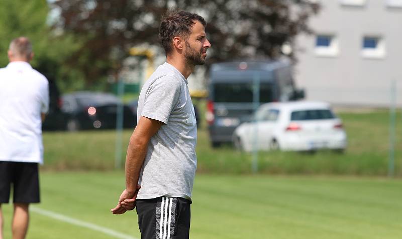 Fotbalisté Zlína B (bílé dresy) v sobotním přípravném zápase na Vršavě remizovali s juniorkou Zbrojovky Brno 2:2.