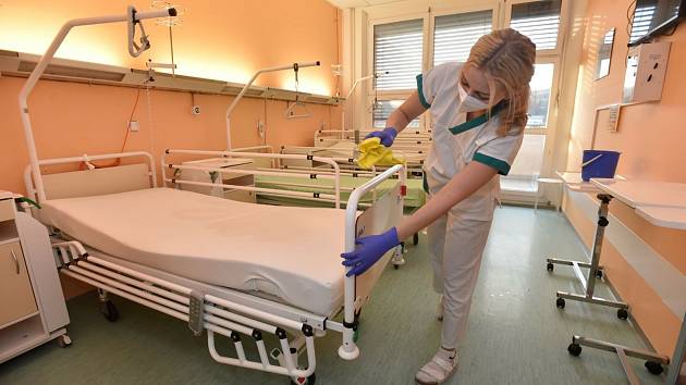 Dvě zrušené covidové stanice ve Zlíně procházejí v těchto dnech intenzivní očistou, kterou na odděleních zajišťuje přímo zdravotnický personál.