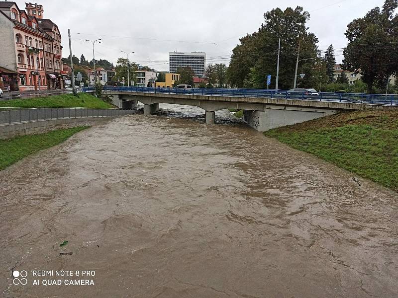 Vytrvalý déšť ve Zlínském kraji zaplavil cesty, zvedl hladiny řek.Dřevnice ve Zlíně na Cigánově.