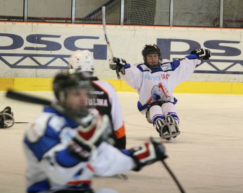 Ve Superfinále sledge hokejové ligy vyzval vítěz základní části Lapp Zlín (v černém) druhé Sharks Karlovy Vary.