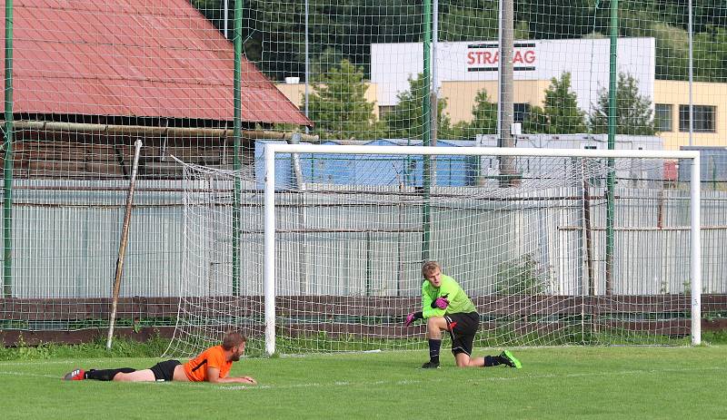 Fotbalisté Příluk (v červeném) ve své premiéře po návrati do I. B třídy ve skupině A o víkendu porazili 2.1 Krhovou.