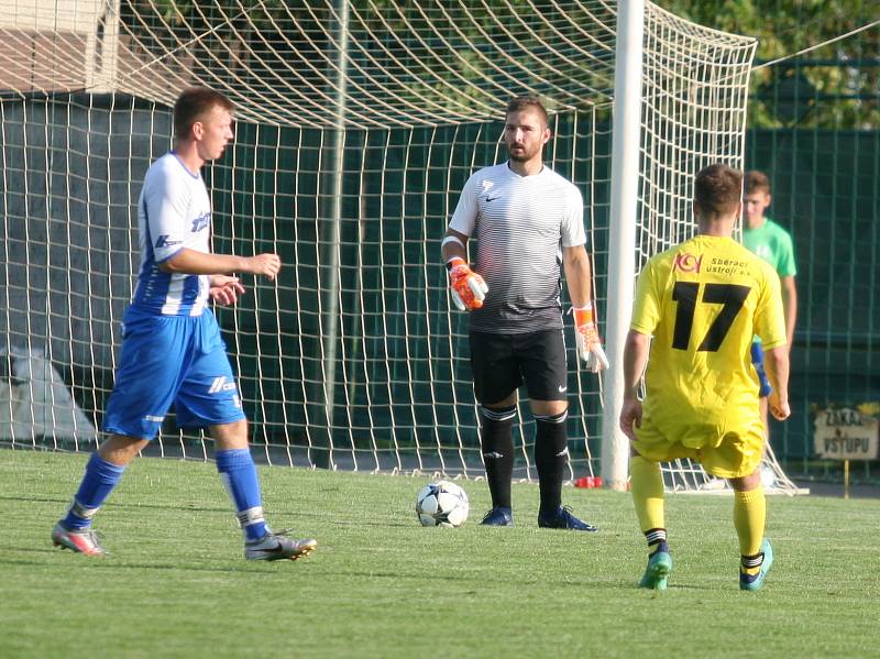 Fotbalisté Napajedel (v bílém) v sobotním 3. hraném kole krajského přeboru doma porazili Nedašov 2:0.