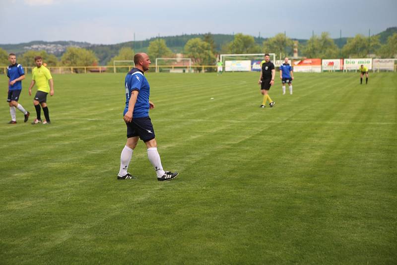 Fotbalisté Mladcové (žluté dresy) v semifinále KFS prohráli s Kateřinicemi 1:3.