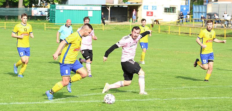 Fotbalisté Malenovic (růžové dresy) ve 21. kole I. B třídy sk. C remizovali se Starým Městem 3:3.