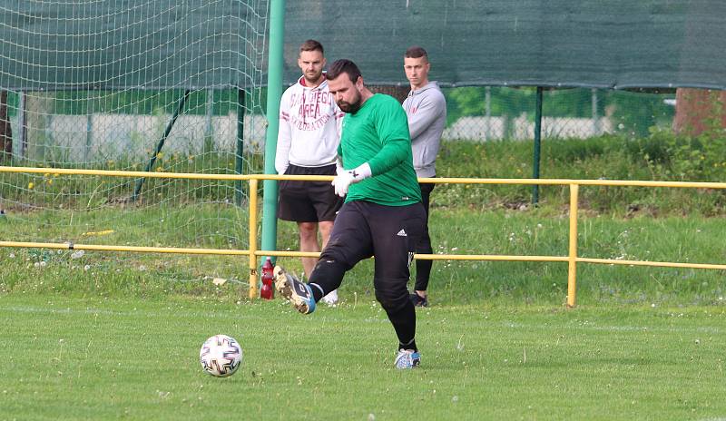 Fotbalisté Malenovic (růžové dresy) ve 21. kole I. B třídy sk. C remizovali se Starým Městem 3:3.