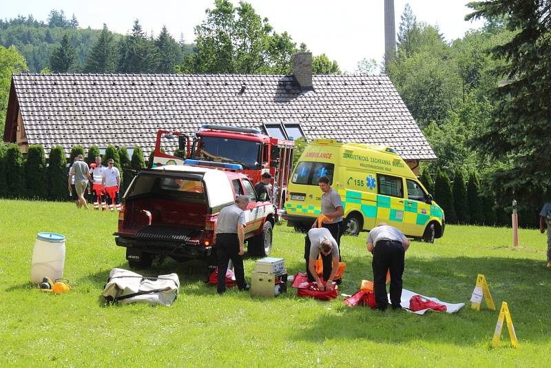 Záchranáři přijíždějí pro pacientku s virem Ebola a transportují do nemocnice Na Bulovce. Zde funguje jediné civilní pracoviště na superspecializované případy infekčních nemocí v České republice. V rámci konference Medicína katastrof si hasiči města Zlína