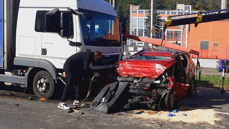 Tragická srážka osobního auta s náklaďákem v Napajedlích, 1. října 2021