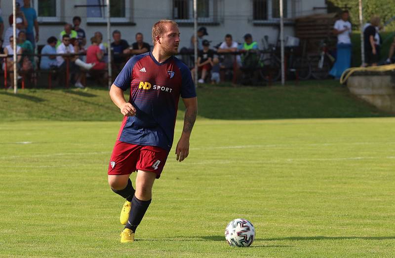 Fotbalisté Štípy (v tmavých dresech) porazili Hvozdnou jednoznačně 5:0.