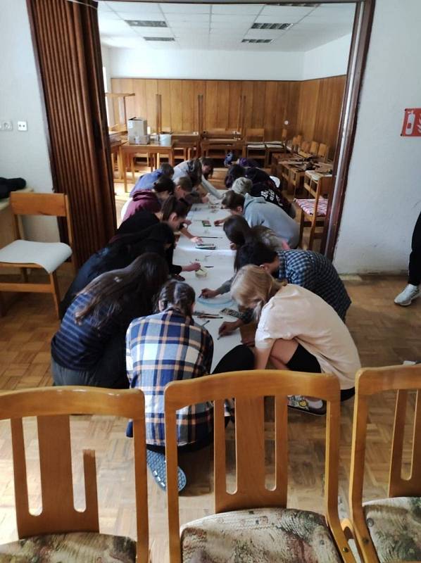 Výtvarného kurzu krajinomalby se zúčastnili studenti dvou škol.