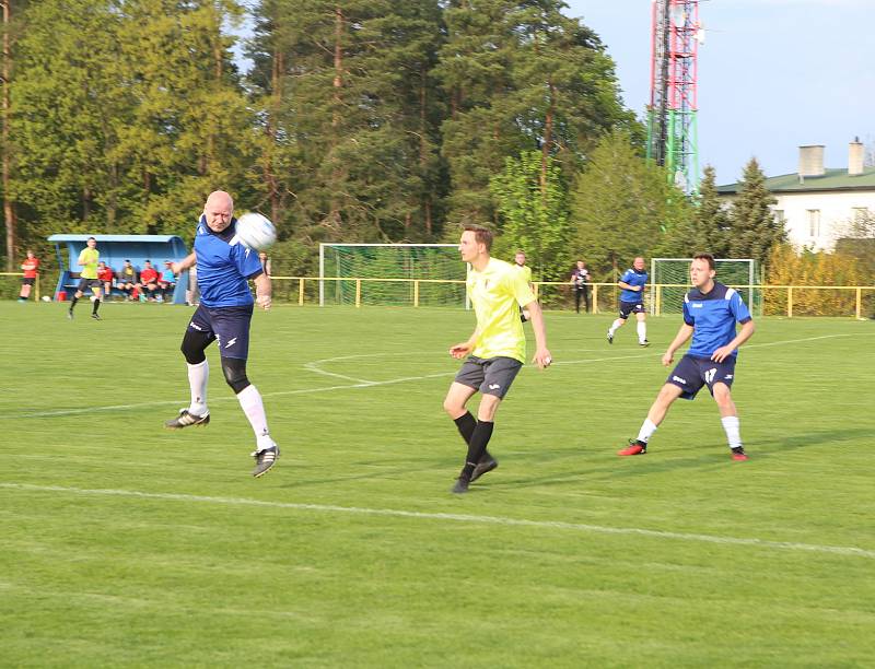 Fotbalisté Mladcové (žluté dresy) v semifinále KFS prohráli s Kateřinicemi 1:3.