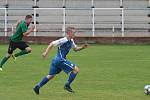 Slušovičtí fotbalisté (modré dresy) doma porazili Velké Karlovice 1:0.