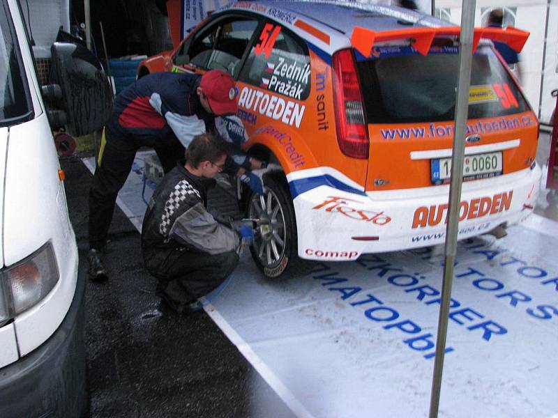 Po dobu Barum Czech Rally Zlín je servisní zázemí pro posádky v areálu otrokovické pneumatikárny. Fanoušky v sobotu navečer neodradil od prohlídky vozů a práce servisních techniků ani vytrvalý déšť.