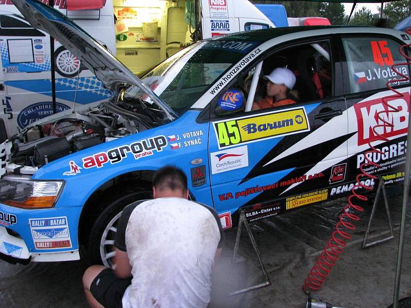 Po dobu Barum Czech Rally Zlín je servisní zázemí pro posádky v areálu otrokovické pneumatikárny. Fanoušky v sobotu navečer neodradil od prohlídky vozů a práce servisních techniků ani vytrvalý déšť.