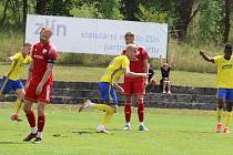 Fotbalisté Zlína B (žluté dresy) ve 2. kole MSFL otočili domácí duel s Uničovem, který porazili gólem Koviniće  2:1.