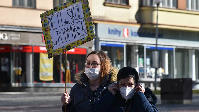 Demonstrace za návrat dětí do škol bez podmínek ve Zlíně, 7. března 2021.