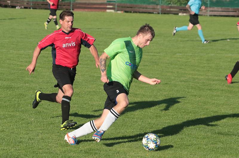 Fotbalisté Slopného (zelené dresy) si v Lize4 poradil s Drnovicemi, které díky hattricku Martina Váni zdolal 3:2. Foto: pro Deník/Jan Zahnaš