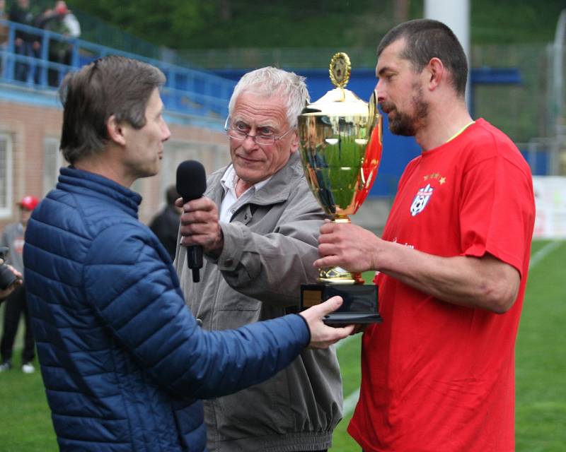 Fotbalisté Provodova (v modrém, při vyhlášení v červeném) pošesté ve své historii ve středu 3. května ovládli krajský pohár, když ve finále na zlínské Letné porazili účastníka I. A třídy Koryčany 2:1 dvěma góly Ulmana.