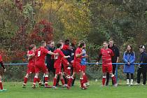 Fotbalisté Lužkovic (v červeném) v úvodním jarním kole I. B třídy skupiny A doma remizovali s Ludkovicemi 4:4.