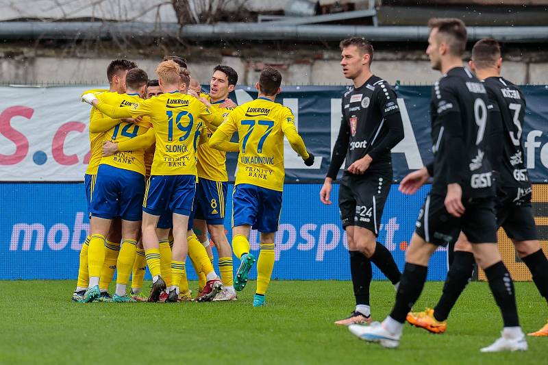 Prvoligoví fotbalisté Trinity Zlín ve 23. kole se nakonec rozešli smírně 2:2 s Hradcem Králové.