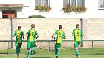 Fotbalisté Napajedel (v zeleném) v úvodním kole krajského přeboru doma porazili Kvasice 2:0.