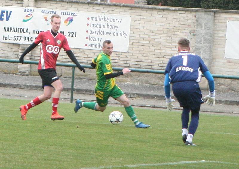 Fotbalisté Napajedel (v zeleném) doma o víkendu doma podlehli Kvasicím 1:4.