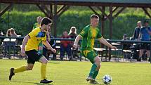 Fotbalisté Napajedel (v zeleném) v sobotu v rámci 20. kola krajského přeboru doma remizovali s Velkými Karlovicemi 1:1.