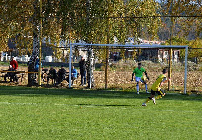 Fotbalisté Tečovic (žluté dresy) doma překvapivě přehráli Mladcovou.