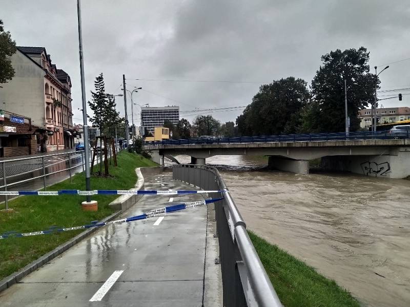 Rozvodněná Dřevnice s podjezdem na Cigánově