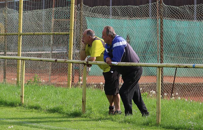 Fotbalisté Malenovic (růžové dresy) ve 21. kole I. B třídy sk. C remizovali se Starým Městem 3:3.