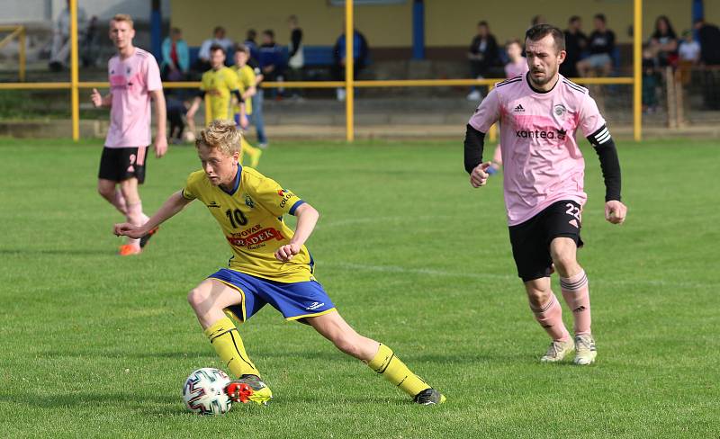 Fotbalisté Malenovic (růžové dresy) ve 21. kole I. B třídy sk. C remizovali se Starým Městem 3:3.